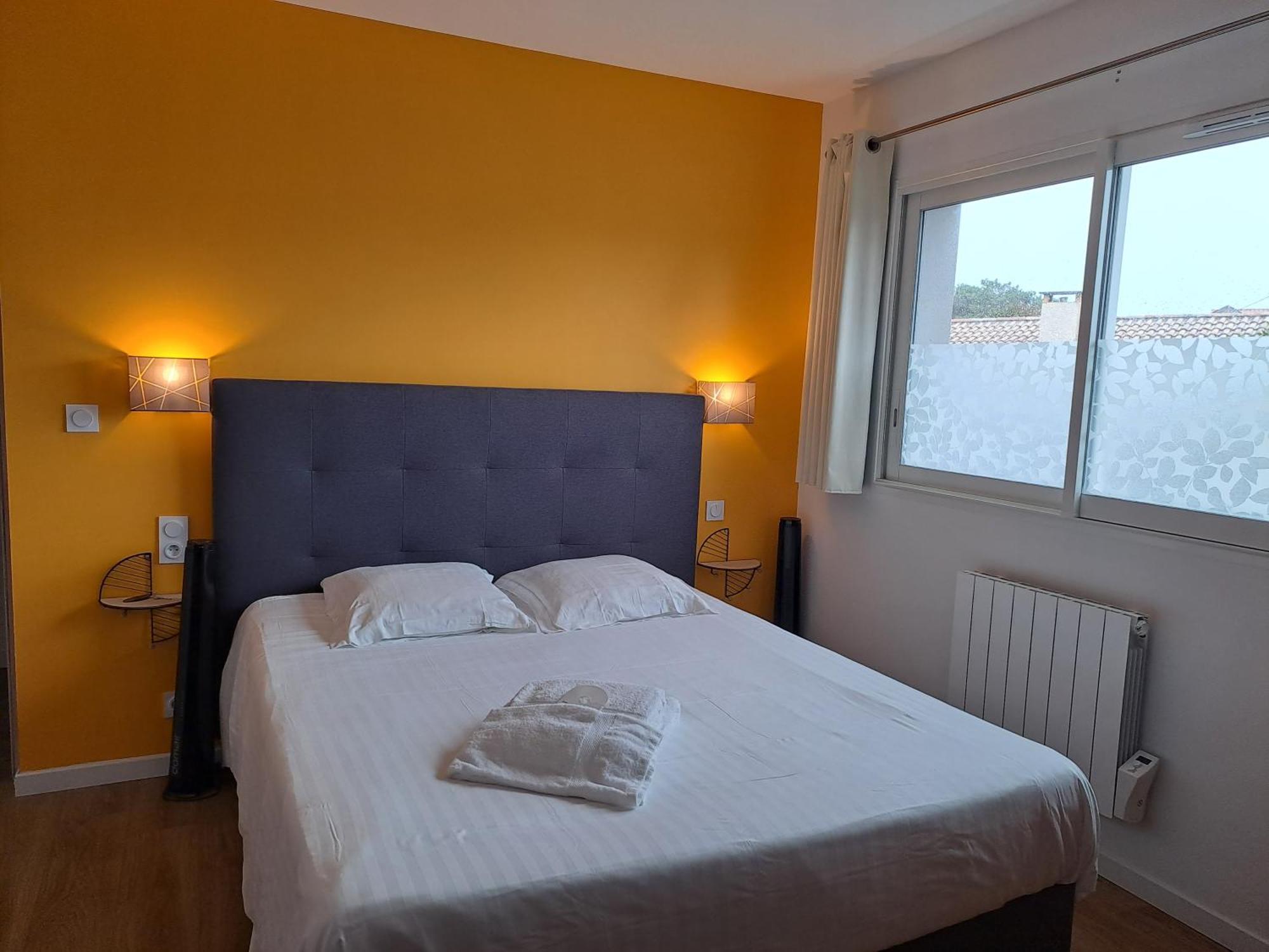 Hotel L'Auberge Canaulaise Lacanau Bagian luar foto